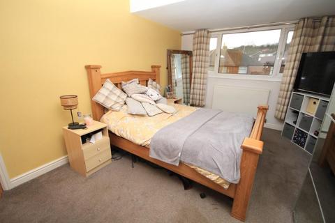 10 Simpson Grove, Bradford, BD10 9SD