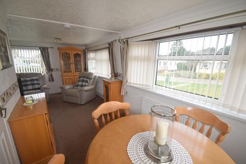 3 bedroom bungalow for sale - Kings Head Park, Newport