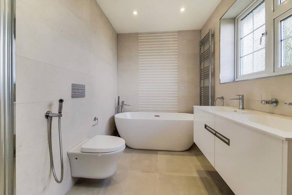 Nicholas Road, Elstree, Borehamwood, WD6 5 bed detached house £3,500