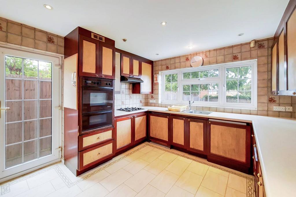 Nicholas Road, Elstree, Borehamwood, WD6 5 bed detached house £3,500