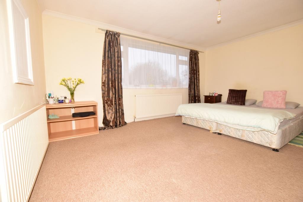Mead Road Cranleigh GU6 2 bed apartment £1,200 pcm (£277 pw)