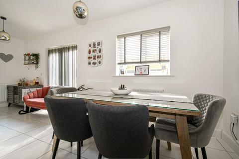 9 Briggs Way, Bradford, BD10 0EG
