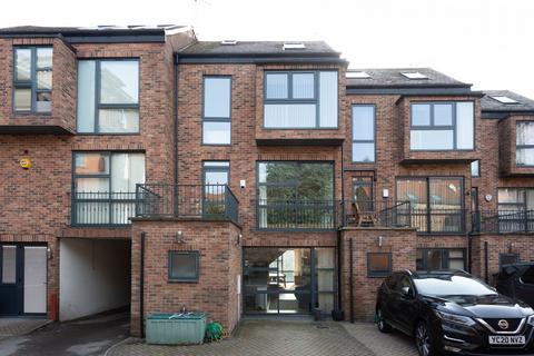 4 bedroom townhouse for sale - Peasholme Court, The Stonebow, York, YO1 7AD