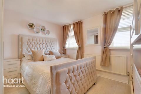 6 Veronica Close, Romford, RM3 8JN