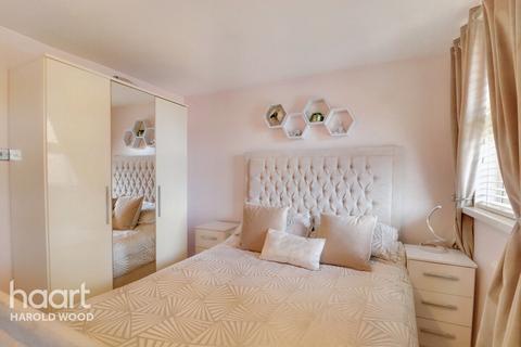 6 Veronica Close, Romford, RM3 8JN