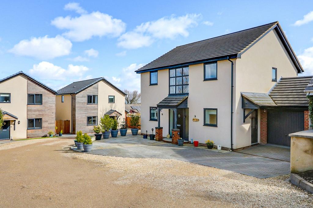 Ruardean Hill, Drybrook, Gloucestershire. GL17 9AR 4 bed detached house