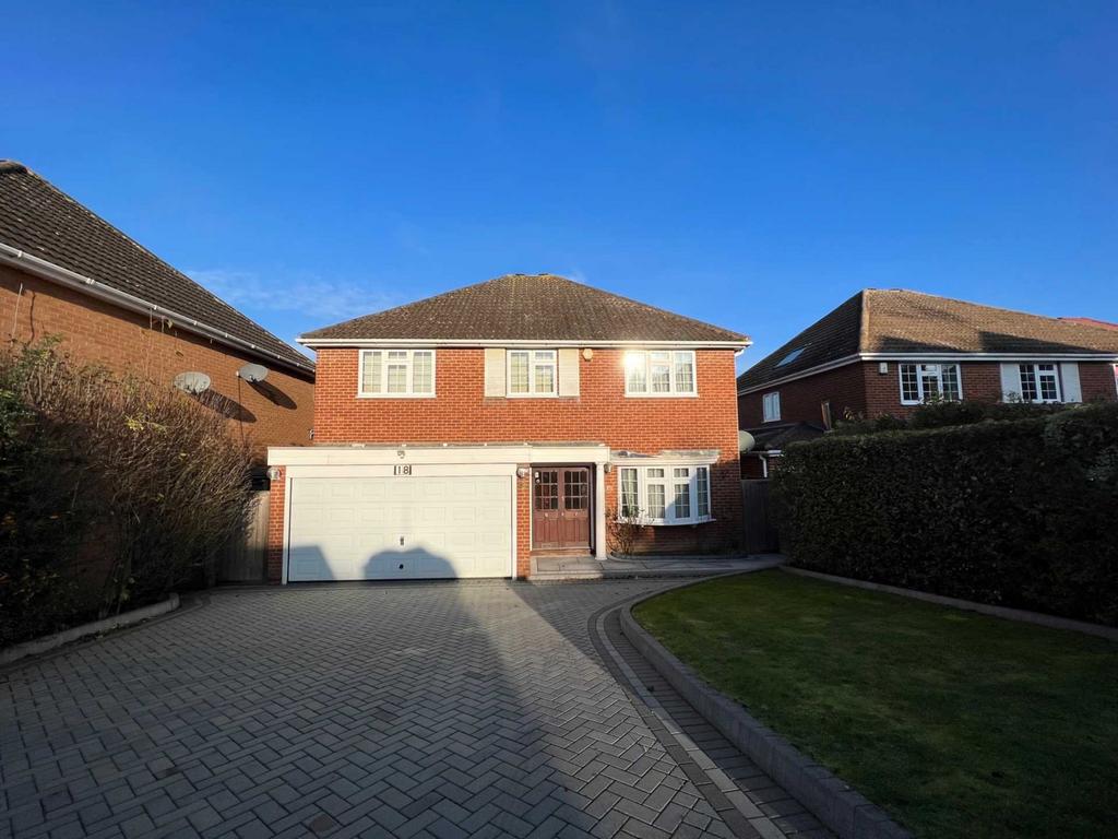 Nicholas Road, Elstree 5 bed detached house to rent £3,500 pcm (£808 pw)