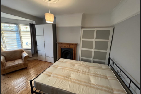 1 bedroom in a house share to rent, Winchmore Hill R4
