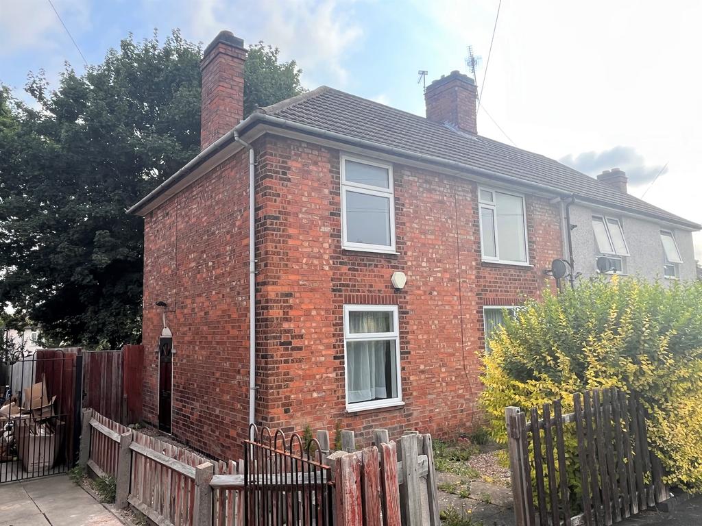 The Farm Close, Saffron Lane Estate 3 bed semidetached house £800