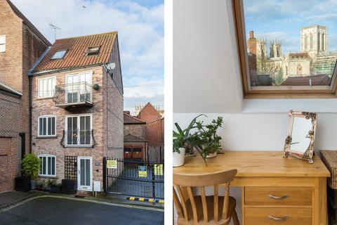 3 bedroom townhouse for sale - St. Andrewgate, York, YO1