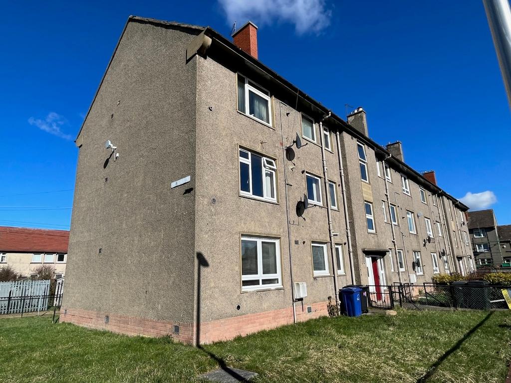 McNeill Place, Loanhead, Midlothian... 3 bed flat £950 pcm (£219 pw)