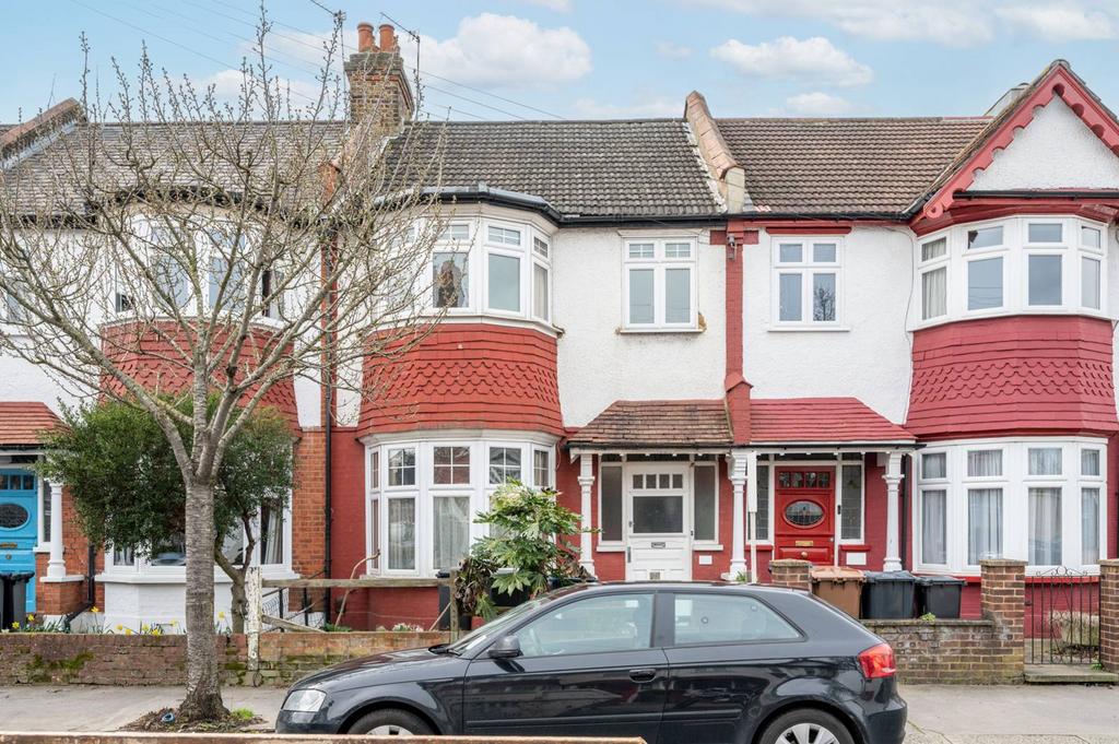 Dalmeny Avenue, Norbury, London, SW16 4 bed flat £2,495 pcm (£576 pw)