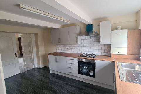 3 bedroom terraced house to rent, Carlinghow Lane, Batley
