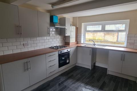 3 bedroom terraced house to rent, Carlinghow Lane, Batley