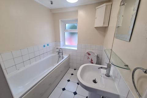 3 bedroom terraced house to rent, Carlinghow Lane, Batley