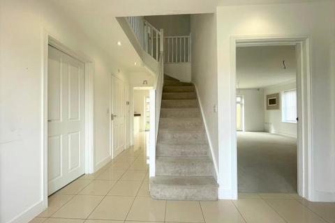 5 bedroom detached house to rent, Missenden Street, Newton Leys