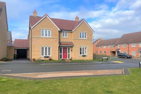 5 bedroom detached house to rent, Missenden Street, Newton Leys