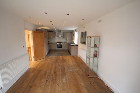 3 bedroom ground floor flat to rent - Swakeleys Road, Ickenham, UB10