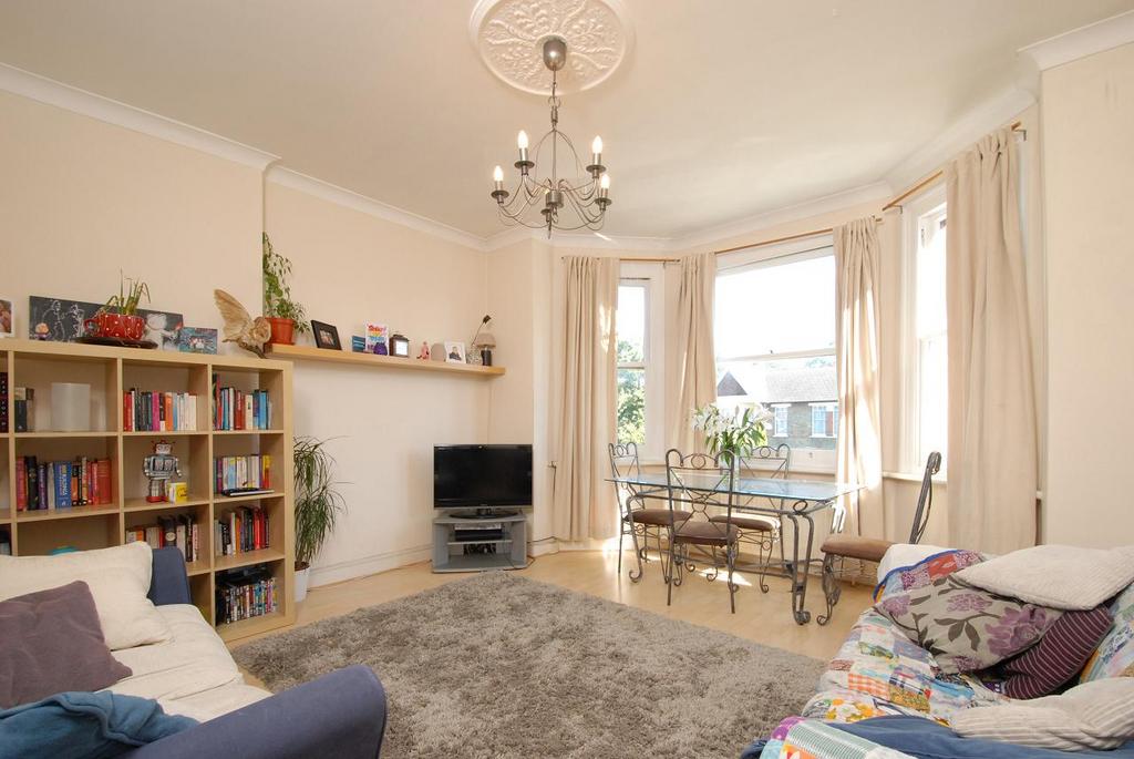 Madeley Road Ealing W5 3 bed flat £2,200 pcm (£508 pw)