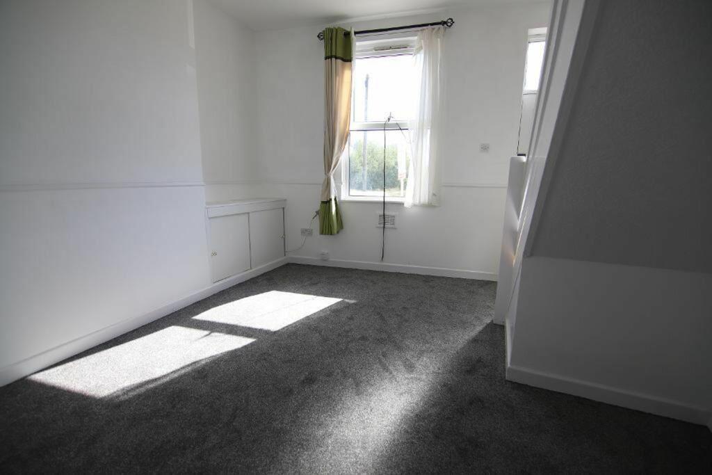 Derbyshire Hill Road, St. Helens, Merseyside, WA9 2LL 2 bed terraced