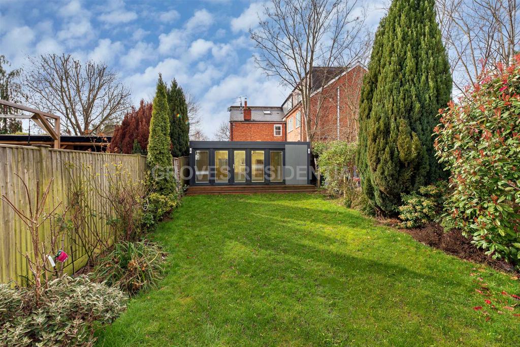 Barton Green, New Malden 3 bed semidetached house £2,900 pcm (£669 pw)