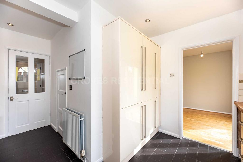 Barton Green, New Malden 3 bed semidetached house £2,900 pcm (£669 pw)