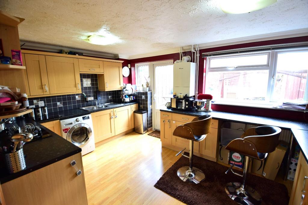 Coltsfoot Green Luton Bedfordshire 3 Bed Semi Detached House £