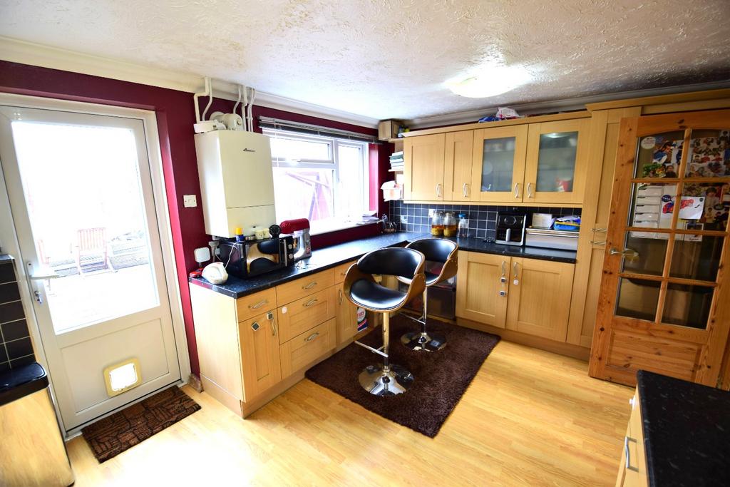 Coltsfoot Green Luton Bedfordshire 3 Bed Semi Detached House £