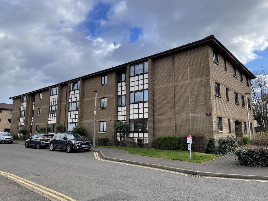 19/7 ALLANFIELD EDINBURGH EH7 5YQ 3 bed apartment £1,450 pcm (£335 pw)