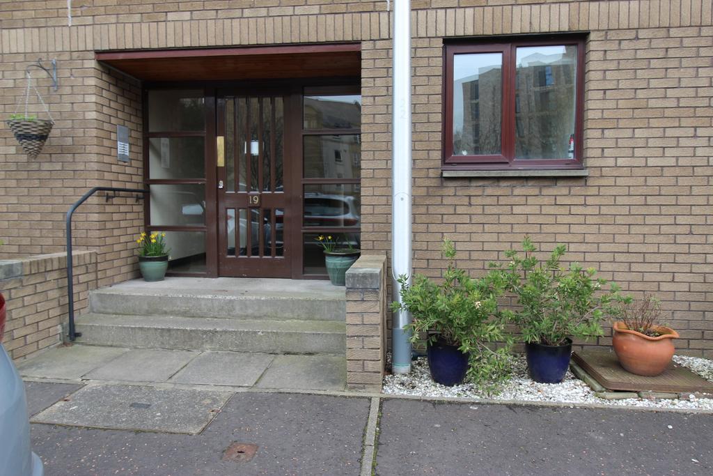 19/7 ALLANFIELD EDINBURGH EH7 5YQ 3 bed apartment £1,450 pcm (£335 pw)