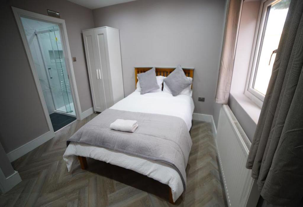 Durham road, Raynes Park, London, SW20 2 bed apartment to rent £4,333