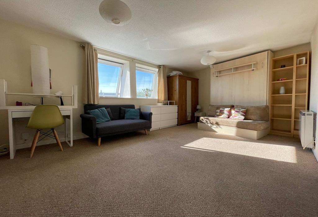 Durham road, Raynes Park, London, SW20 Studio to rent £1,350 pcm (£