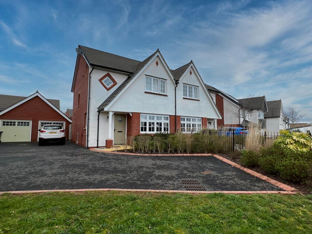 Kestrel Way, Dawlish, EX7 3 bed semidetached house £335,000