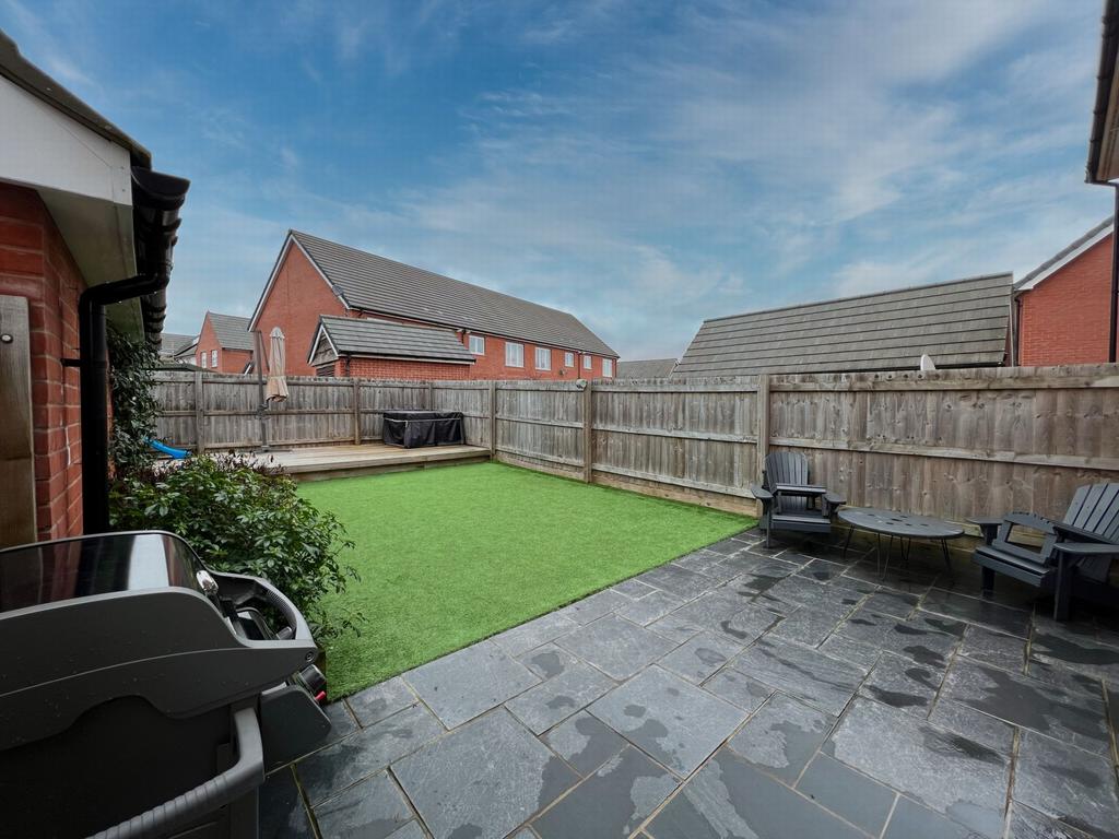 Kestrel Way, Dawlish, EX7 3 bed semidetached house £335,000