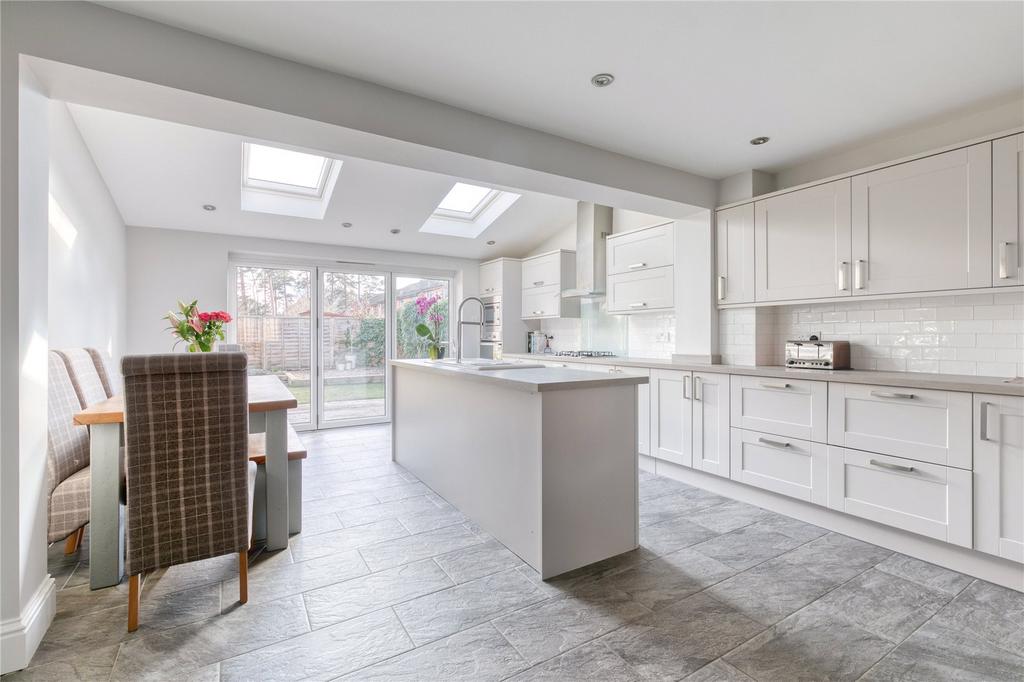 Hythe Close, Bracknell, Berkshire, RG12 3 bed semidetached house £