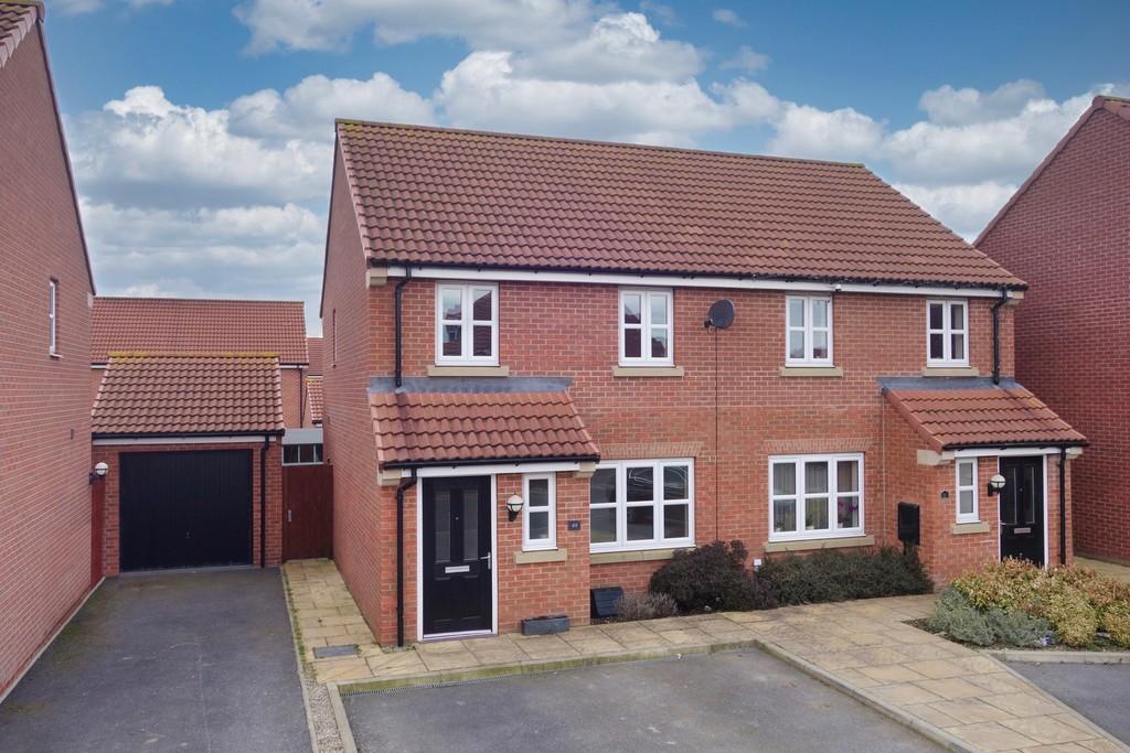 Overend Avenue, Pocklington 3 bed semidetached house £900 pcm (£208 pw)
