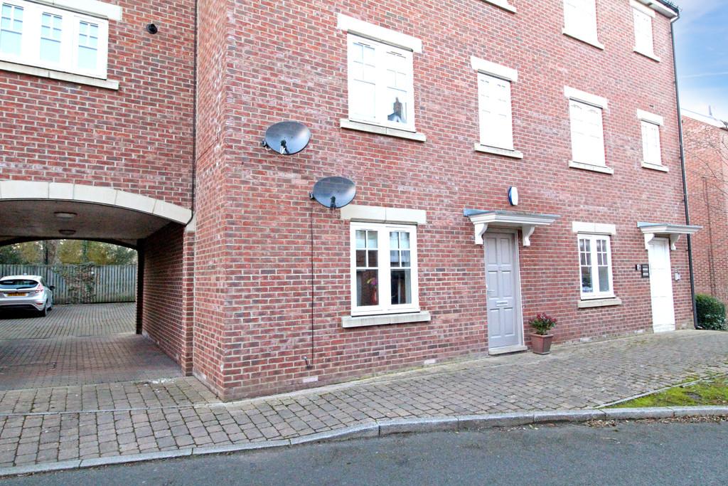 Bowman Drive, Hexham 2 bed flat £750 pcm (£173 pw)