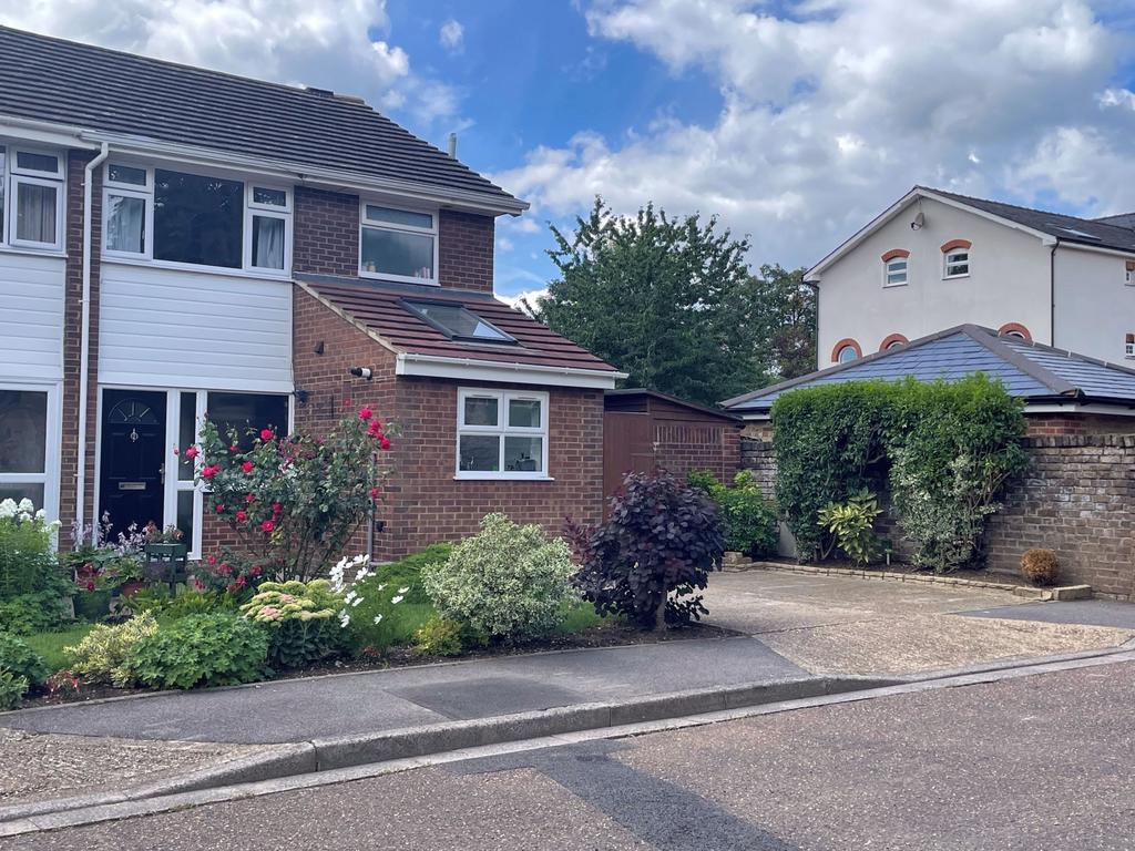 Murdoch Close, StainesuponThames... 3 bed end of terrace house £550,000