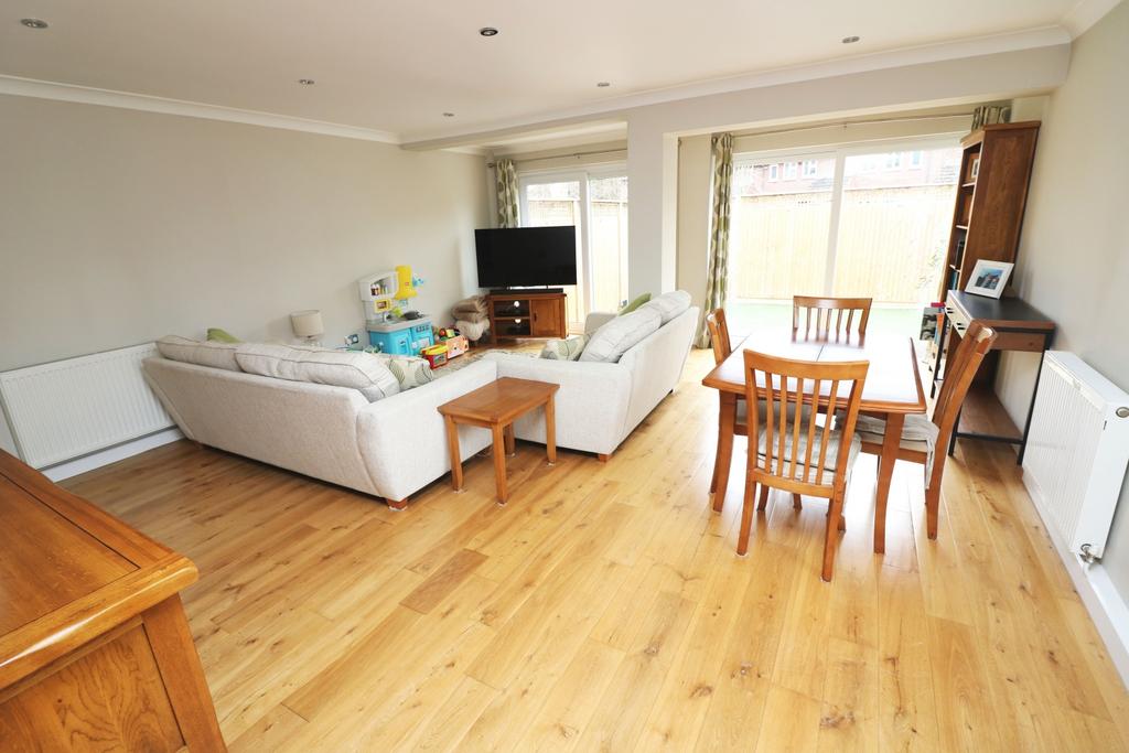 Murdoch Close, StainesuponThames... 3 bed end of terrace house £550,000