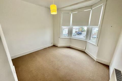 2 bedroom apartment to rent - Beach Avenue, Leigh-On-Sea