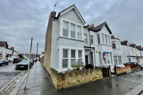 2 bedroom apartment to rent, Beach Avenue, Leigh-On-Sea