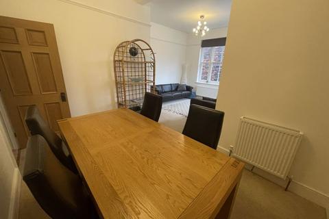 2 bedroom apartment to rent - East Row, Chichester