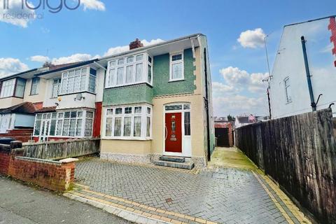3 bedroom end of terrace house for sale, St Lawrence Avenue, Saints, Luton, Bedfordshire, LU3 1QS