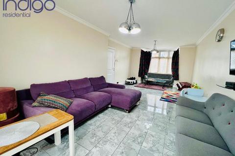 3 bedroom end of terrace house for sale, St Lawrence Avenue, Saints, Luton, Bedfordshire, LU3 1QS