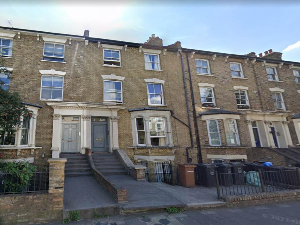 Graham Road, Hackney, London 2 bed flat £2,000 pcm (£462 pw)