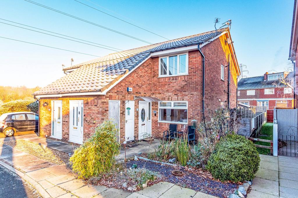 Lambourn Road, Flixton, Manchester, M41 2 bed apartment £800 pcm (£