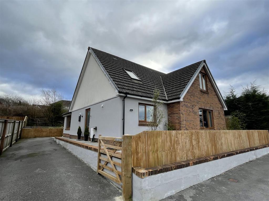 Clos Gwyn, Tumble, Llanelli 3 bed detached bungalow £249,950
