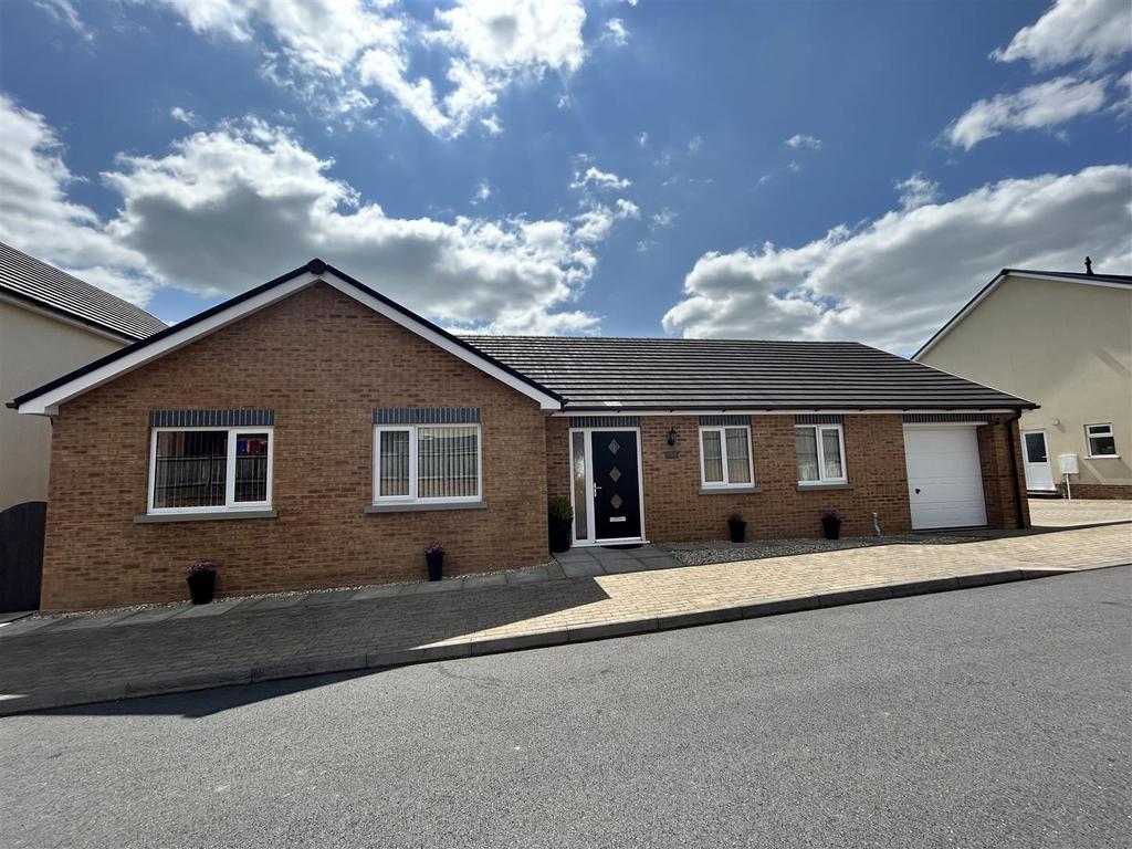 Ffordd Werdd, Gorslas, Llanelli 3 bed detached bungalow for sale £310,000