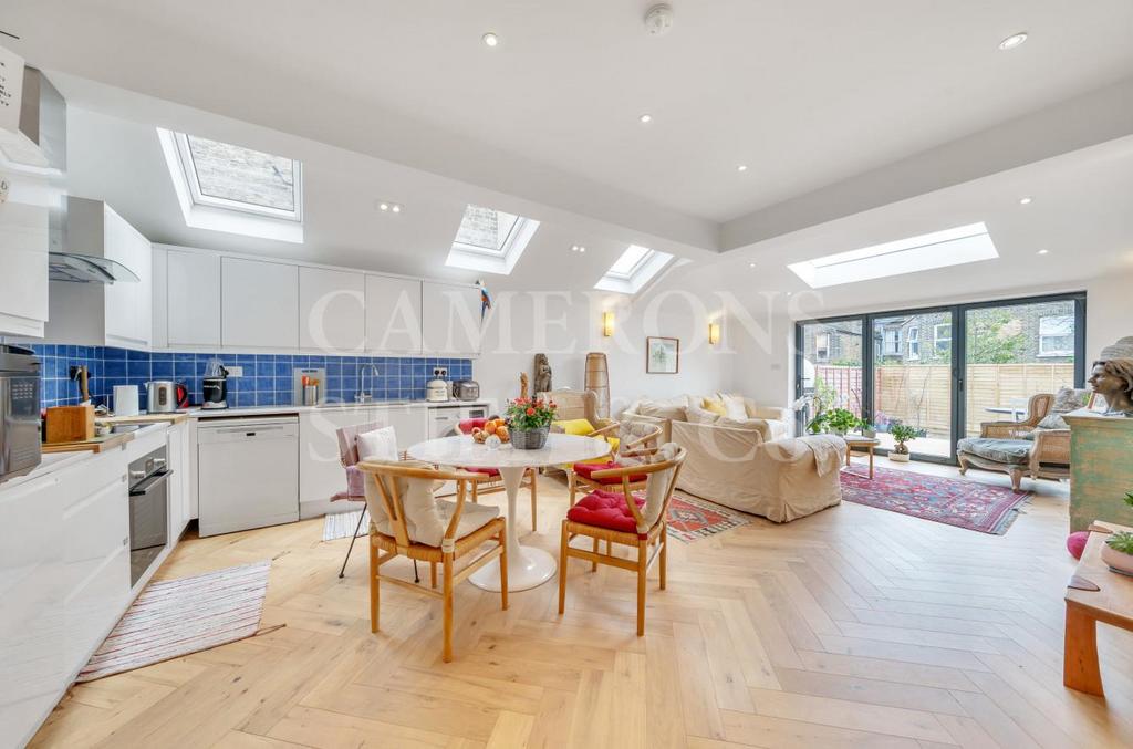 Buchanan Gardens, London, NW10 2 bed flat for sale £779,950