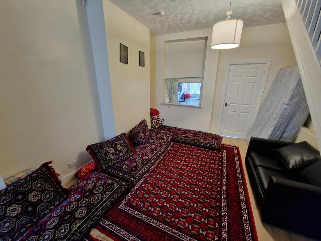 Warwick Street, Cardiff 2 bed house £1,150 pcm (£265 pw)